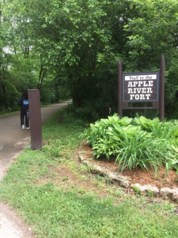 A pathway and sign for Trail to the Apple River Fort